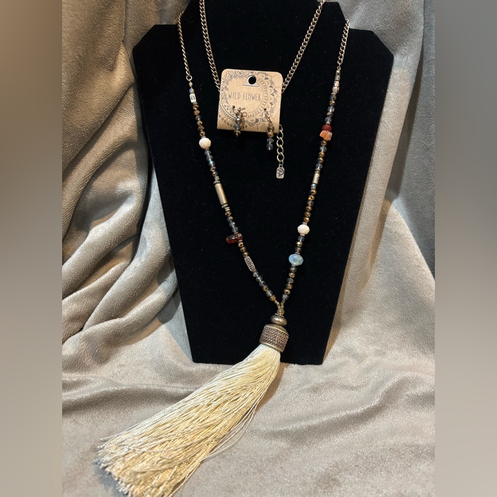 New long tassel necklace with matching dangle earrings nwt brown & cream beading